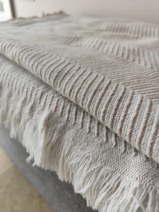 Funda o cubre sofá o cama beige y gris.