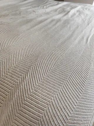 Funda o cubre sofá o cama beige y gris.