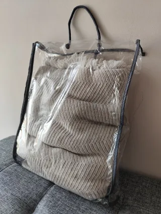 Funda o cubre sofá o cama beige y gris.