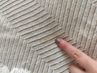 Funda o cubre sofá o cama beige y gris.