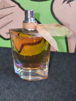 Colonia dorada con detalle de lazo