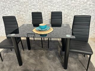 Mesa de comedor negra con 4 sillas