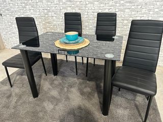 Mesa de comedor negra con 4 sillas