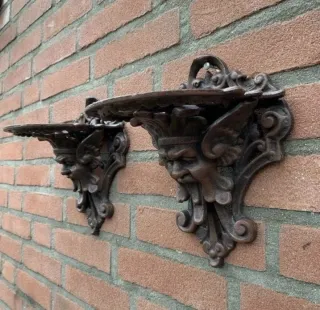 Estantes pared estilo neogótico