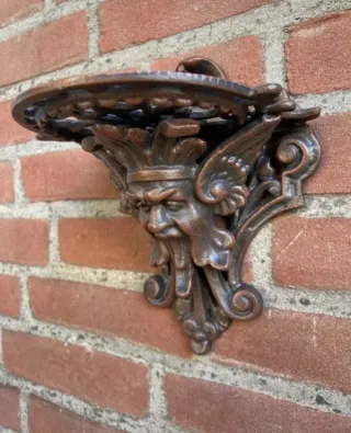 Estantes pared estilo neogótico