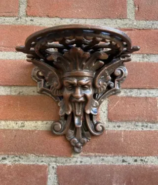 Estantes pared estilo neogótico