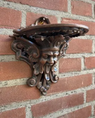 Estantes pared estilo neogótico