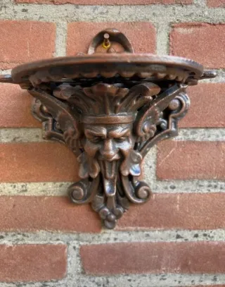 Estantes pared estilo neogótico