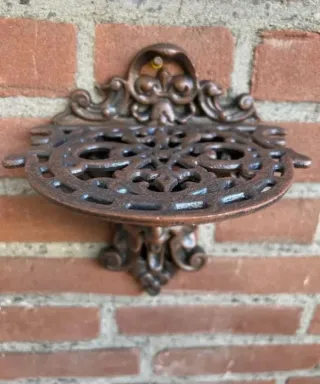 Estantes pared estilo neogótico