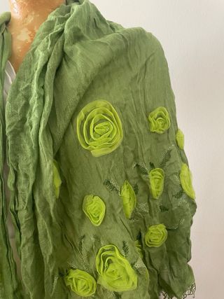 Fular verde viscosa con flores