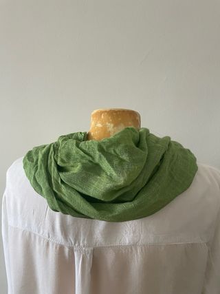 Fular verde viscosa con flores