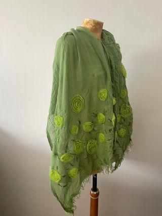 Fular verde viscosa con flores