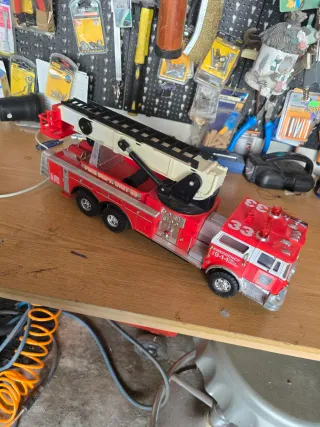 Camión de bomberos de juguete con escalera