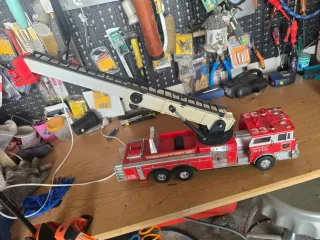 Camión de bomberos de juguete con escalera