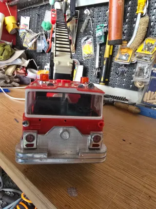 Camión de bomberos de juguete con escalera