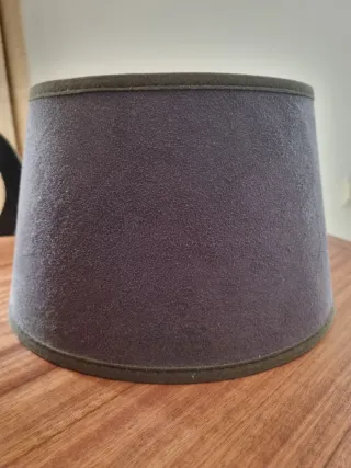 Pantalla de lámpara de mesa negra.