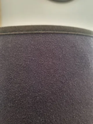 Pantalla de lámpara de mesa negra.