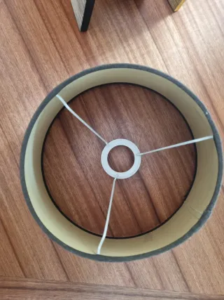 Pantalla de lámpara de mesa negra.