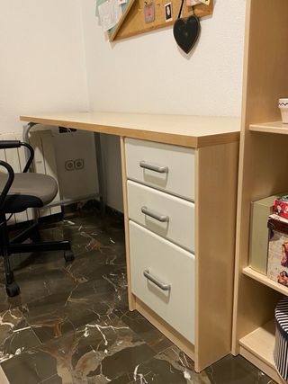 Armario 3 puertas madera, estantería y escritorio