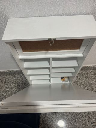 Escritorio pared blanco con corcho