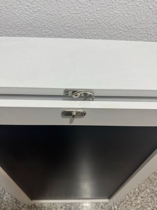 Escritorio pared blanco con corcho