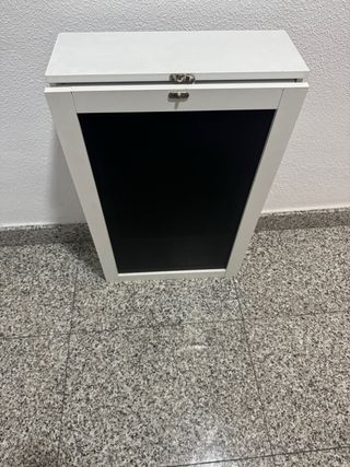 Escritorio pared blanco con corcho