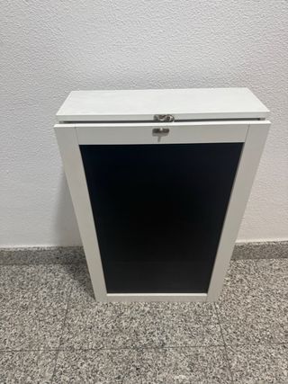 Escritorio pared blanco con corcho