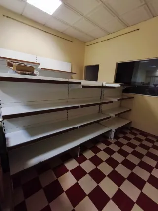 Estanterías metálicas para negocio.