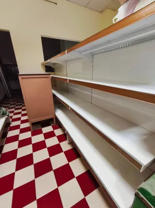 Estanterías metálicas para negocio.