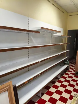 Estanterías metálicas para negocio.