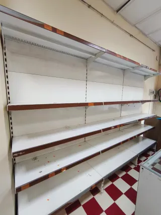 Estanterías metálicas para negocio.