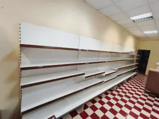 Estanterías metálicas para negocio.