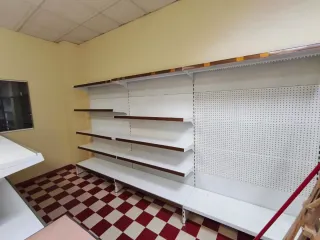 Estanterías metálicas para negocio.