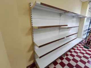 Estanterías metálicas para negocio.