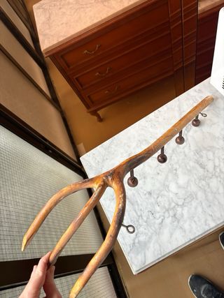 Percha de madera artesanal con ganchos