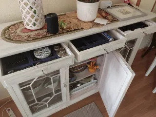 Cómoda de madera con detalles en cristal