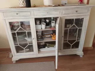 Cómoda de madera con detalles en cristal