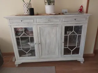 Cómoda de madera con detalles en cristal