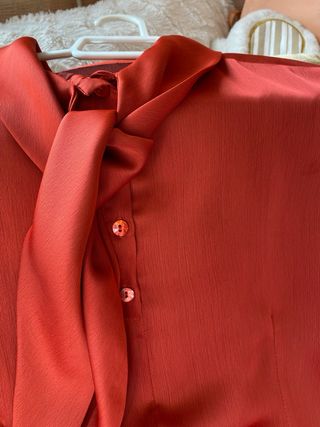 Camisa roja cuello alto sin estrenar