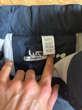 Pantalón esquí niño cortaviento y guantes 6-8años