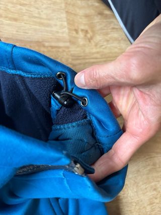 Pantalón esquí niño cortaviento y guantes 6-8años