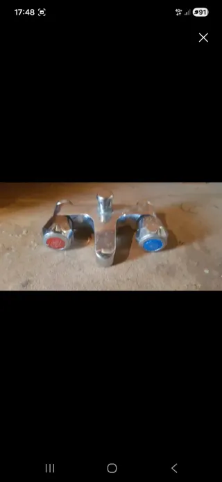 Grifos de metal plateado