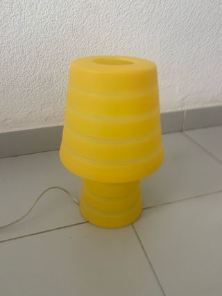 Lámpara de mesa amarilla