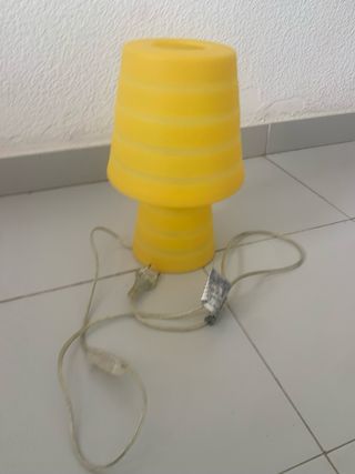 Lámpara de mesa amarilla