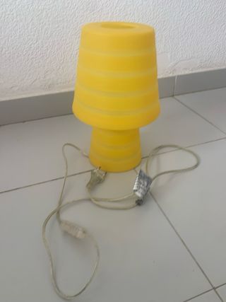 Lámpara de mesa amarilla