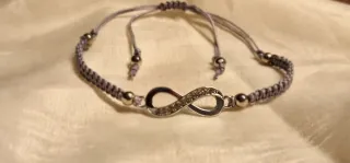 Pulsera tejida símbolo infinito con piedras.