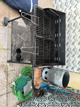 Barbacoa y carbonera metálica
