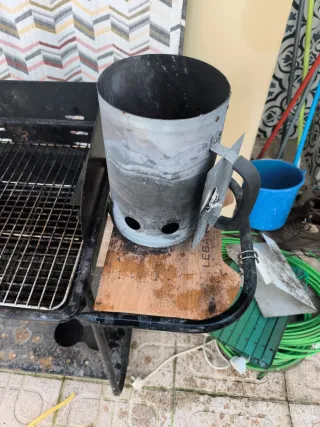 Barbacoa y carbonera metálica