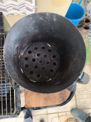 Barbacoa y carbonera metálica