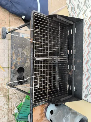 Barbacoa y carbonera metálica